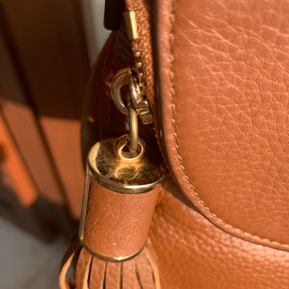 MICHAEL KORS Medium Bedford Tassel Convertible Bag. Very Gently used. - Picture 5 of 9